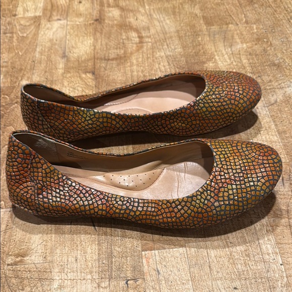 Born Orange and Brown Flats with Textured Design - Picture 2 of 4